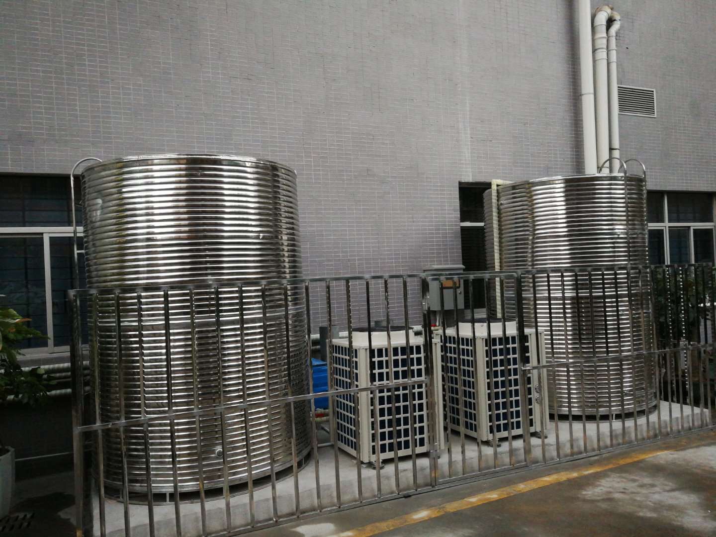 學?？諝饽軣崴鞔笈d節(jié)能